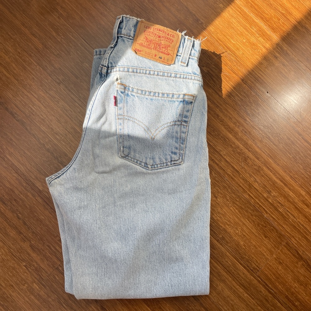 Light wash Vintage Levi 550s